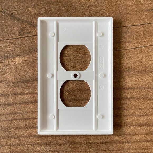 Leviton 1-Gang Duplex Outlet Wall Plate Cover, White - Picture 10 of 14